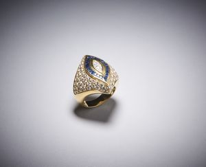 . - Delizioso anello in oro giallo 750/1000 con diamanti bianchi e zaffiri blu carr.