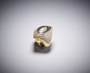 . : Delizioso anello in oro giallo 750/1000 con diamanti bianchi e zaffiri blu carr�.  - Asta Asta 366 | GIOIELLI - OROLOGI - Giunonicae Online - Associazione Nazionale - Case d'Asta italiane