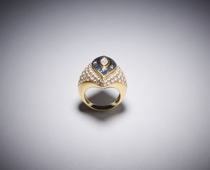 . : Delizioso anello in oro giallo 750/1000 con diamanti bianchi e zaffiri blu carr�.  - Asta Asta 366 | GIOIELLI - OROLOGI - Giunonicae Online - Associazione Nazionale - Case d'Asta italiane