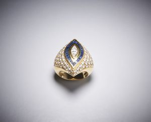 . : Delizioso anello in oro giallo 750/1000 con diamanti bianchi e zaffiri blu carr�.  - Asta Asta 366 | GIOIELLI - OROLOGI - Giunonicae Online - Associazione Nazionale - Case d'Asta italiane