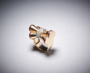 . - Anello in oro giallo ''nocca'' con piccoli rubini e diamanti.