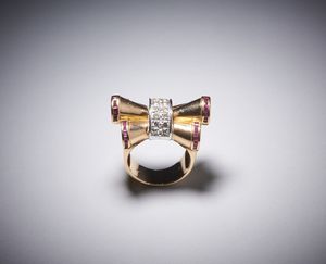 . : Anello in oro giallo ''nocca'' con piccoli rubini e diamanti.  - Asta Asta 366 | GIOIELLI - OROLOGI - Giunonicae Online - Associazione Nazionale - Case d'Asta italiane