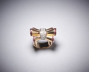 . : Anello in oro giallo ''nocca'' con piccoli rubini e diamanti.  - Asta Asta 366 | GIOIELLI - OROLOGI - Giunonicae Online - Associazione Nazionale - Case d'Asta italiane