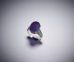 . : Anello in oro bianco con  ametista  cabochon,  piccoli diamanti e smeraldi.  - Asta Asta 366 | GIOIELLI - OROLOGI - Giunonicae Online - Associazione Nazionale - Case d'Asta italiane
