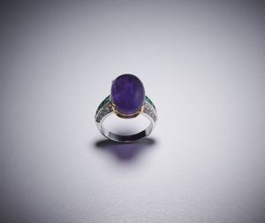 . : Anello in oro bianco con  ametista  cabochon,  piccoli diamanti e smeraldi.  - Asta Asta 366 | GIOIELLI - OROLOGI - Giunonicae Online - Associazione Nazionale - Case d'Asta italiane