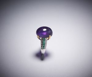 . : Anello in oro bianco con  ametista  cabochon,  piccoli diamanti e smeraldi.  - Asta Asta 366 | GIOIELLI - OROLOGI - Giunonicae Online - Associazione Nazionale - Case d'Asta italiane