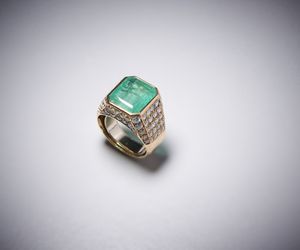 . : Anello in oro con smeraldo centrale.  - Asta Asta 366 | GIOIELLI - OROLOGI - Giunonicae Online - Associazione Nazionale - Case d'Asta italiane