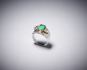 . - Anello in oro bianco con smeraldo e diamanti 18 kt con smeraldo centrale e due diamanti triangolari.