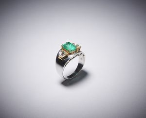 . : Anello in oro bianco con smeraldo e diamanti 18 kt con smeraldo centrale e due diamanti triangolari.  - Asta Asta 366 | GIOIELLI - OROLOGI - Giunonicae Online - Associazione Nazionale - Case d'Asta italiane