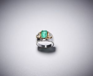 . : Anello in oro bianco con smeraldo e diamanti 18 kt con smeraldo centrale e due diamanti triangolari.  - Asta Asta 366 | GIOIELLI - OROLOGI - Giunonicae Online - Associazione Nazionale - Case d'Asta italiane