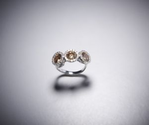 . : Anello in oro con diamanti brown e pav�  di diamanti bianchi.  - Asta Asta 366 | GIOIELLI - OROLOGI - Giunonicae Online - Associazione Nazionale - Case d'Asta italiane