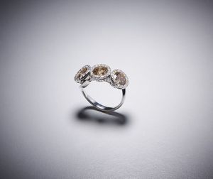. : Anello in oro con diamanti brown e pav�  di diamanti bianchi.  - Asta Asta 366 | GIOIELLI - OROLOGI - Giunonicae Online - Associazione Nazionale - Case d'Asta italiane