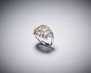 . - Anello in oro con fancy yellow.