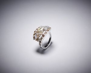 . : Anello in oro con fancy yellow.  - Asta Asta 366 | GIOIELLI - OROLOGI - Giunonicae Online - Associazione Nazionale - Case d'Asta italiane