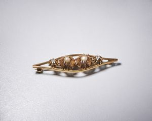 . : Spilla a losanga, con quattro fiori geometrici, in oro giallo 750/1000 con due diamanti bianchi di taglio vecchio a cuscino di 0,30 ct totali circa e due piccole perle mab�.  - Asta Asta 366 | GIOIELLI - OROLOGI - Giunonicae Online - Associazione Nazionale - Case d'Asta italiane