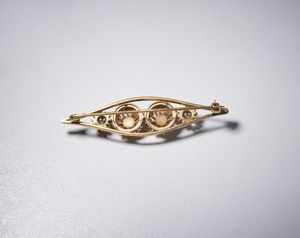 . : Spilla a losanga, con quattro fiori geometrici, in oro giallo 750/1000 con due diamanti bianchi di taglio vecchio a cuscino di 0,30 ct totali circa e due piccole perle mab�.  - Asta Asta 366 | GIOIELLI - OROLOGI - Giunonicae Online - Associazione Nazionale - Case d'Asta italiane
