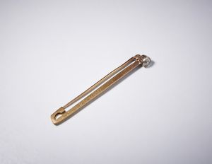 . : Ferma cravatta in oro giallo 750/1000 con diamante bianco di taglio vecchio di 0,60 ct circa con incastonatura a perl�.  - Asta Asta 366 | GIOIELLI - OROLOGI - Giunonicae Online - Associazione Nazionale - Case d'Asta italiane