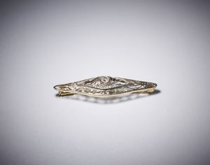 . : Spilla a losanga in oro giallo 750/1000 ed argento con diamante di taglio vecchio  centrale di 0,40 ct. circa e piccoli diamanti di taglio a rosetta di cui 4 mancanti.  - Asta Asta 366 | GIOIELLI - OROLOGI - Giunonicae Online - Associazione Nazionale - Case d'Asta italiane