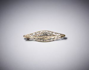. : Spilla a losanga in oro giallo 750/1000 ed argento con diamante di taglio vecchio  centrale di 0,40 ct. circa e piccoli diamanti di taglio a rosetta di cui 4 mancanti.  - Asta Asta 366 | GIOIELLI - OROLOGI - Giunonicae Online - Associazione Nazionale - Case d'Asta italiane