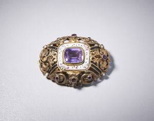 . - Spilla in argento con ametista centrale di circa 12 ct taglio a cuscino incastonata in porcellana decorata con smalti policromi e piccole ametiste.
