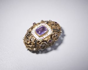 . : Spilla in argento con ametista centrale di circa 12 ct taglio a cuscino incastonata in porcellana decorata con smalti policromi e piccole ametiste.  - Asta Asta 366 | GIOIELLI - OROLOGI - Giunonicae Online - Associazione Nazionale - Case d'Asta italiane