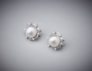 . - Orecchini artigianali in oro bianco 750/1000 con perle mab e diamanti bianchi.