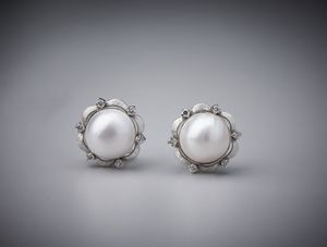 . : Orecchini artigianali in oro bianco 750/1000 con perle mab� e diamanti bianchi.  - Asta Asta 366 | GIOIELLI - OROLOGI - Giunonicae Online - Associazione Nazionale - Case d'Asta italiane