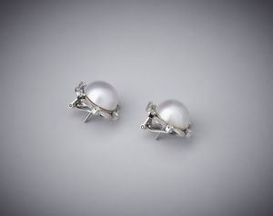 . : Orecchini artigianali in oro bianco 750/1000 con perle mab� e diamanti bianchi.  - Asta Asta 366 | GIOIELLI - OROLOGI - Giunonicae Online - Associazione Nazionale - Case d'Asta italiane