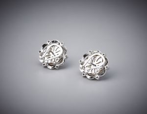 . : Orecchini artigianali in oro bianco 750/1000 con perle mab� e diamanti bianchi.  - Asta Asta 366 | GIOIELLI - OROLOGI - Giunonicae Online - Associazione Nazionale - Case d'Asta italiane