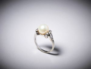 . : Anello in oro bianco 750/1000 con perla sferica e brillantini taglio huit huit di circa 0,40 ct.  - Asta Asta 366 | GIOIELLI - OROLOGI - Giunonicae Online - Associazione Nazionale - Case d'Asta italiane