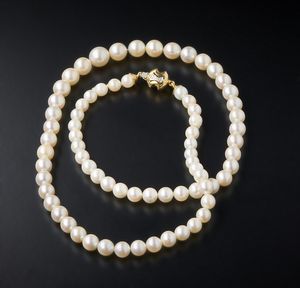 . - Filo di perle coltivate bianche sferiche di mm 7 con chiusura in oro giallo 750/1000 e piccoli diamanti.