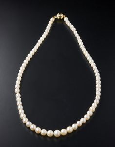 . : Filo di perle coltivate bianche sferiche di mm 7 con chiusura in oro giallo 750/1000 e piccoli diamanti.  - Asta Asta 366 | GIOIELLI - OROLOGI - Giunonicae Online - Associazione Nazionale - Case d'Asta italiane