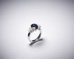 . : Elegante anello in oro bianco 750/1000 con zaffiro blu  taglio ovale di circa 4,00 ct e diamanti taglio a brillante di circa 0,40 ct.  - Asta Asta 366 | GIOIELLI - OROLOGI - Giunonicae Online - Associazione Nazionale - Case d'Asta italiane