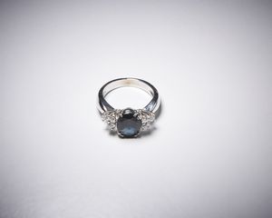 . : Elegante anello in oro bianco 750/1000 con zaffiro blu  taglio ovale di circa 4,00 ct e diamanti taglio a brillante di circa 0,40 ct.  - Asta Asta 366 | GIOIELLI - OROLOGI - Giunonicae Online - Associazione Nazionale - Case d'Asta italiane