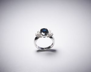 . : Elegante anello in oro bianco 750/1000 con zaffiro blu  taglio ovale di circa 4,00 ct e diamanti taglio a brillante di circa 0,40 ct.  - Asta Asta 366 | GIOIELLI - OROLOGI - Giunonicae Online - Associazione Nazionale - Case d'Asta italiane
