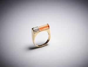 . : Anello in oro giallo 750/1000 di forma geometrica con cilindro di corallo rosa e piccolo pav di diamanti bianchi  taglio huit huit per 0,15 ct totali circa.  - Asta Asta 366 | GIOIELLI - OROLOGI - Giunonicae Online - Associazione Nazionale - Case d'Asta italiane