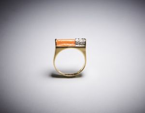 . : Anello in oro giallo 750/1000 di forma geometrica con cilindro di corallo rosa e piccolo pav di diamanti bianchi  taglio huit huit per 0,15 ct totali circa.  - Asta Asta 366 | GIOIELLI - OROLOGI - Giunonicae Online - Associazione Nazionale - Case d'Asta italiane