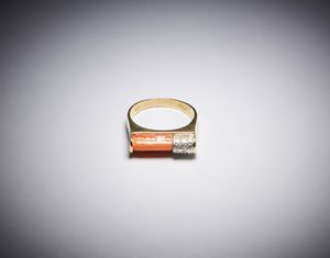 . : Anello in oro giallo 750/1000 di forma geometrica con cilindro di corallo rosa e piccolo pav di diamanti bianchi  taglio huit huit per 0,15 ct totali circa.  - Asta Asta 366 | GIOIELLI - OROLOGI - Giunonicae Online - Associazione Nazionale - Case d'Asta italiane