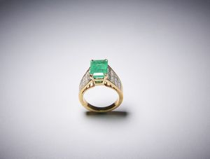 . : Anello a trombino artigianale in oro giallo 750/1000 con diamanti bianchi taglio carr� di 1,70 ct circa e smeraldo centrale probabile colombiano  di 3,00 ct circa.  - Asta Asta 366 | GIOIELLI - OROLOGI - Giunonicae Online - Associazione Nazionale - Case d'Asta italiane