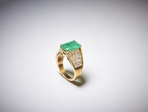 . : Anello a trombino artigianale in oro giallo 750/1000 con diamanti bianchi taglio carr� di 1,70 ct circa e smeraldo centrale probabile colombiano  di 3,00 ct circa.  - Asta Asta 366 | GIOIELLI - OROLOGI - Giunonicae Online - Associazione Nazionale - Case d'Asta italiane