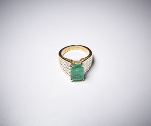 . : Anello a trombino artigianale in oro giallo 750/1000 con diamanti bianchi taglio carr� di 1,70 ct circa e smeraldo centrale probabile colombiano  di 3,00 ct circa.  - Asta Asta 366 | GIOIELLI - OROLOGI - Giunonicae Online - Associazione Nazionale - Case d'Asta italiane