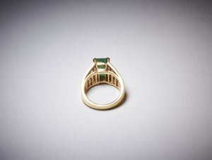 . : Anello a trombino artigianale in oro giallo 750/1000 con diamanti bianchi taglio carr� di 1,70 ct circa e smeraldo centrale probabile colombiano  di 3,00 ct circa.  - Asta Asta 366 | GIOIELLI - OROLOGI - Giunonicae Online - Associazione Nazionale - Case d'Asta italiane