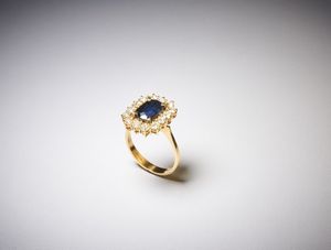 . : Anello in oro giallo 750/1000 con contorno di diamanti tondi taglio a brillante di 1,00 ct circa H/I vs  e zaffiro blu  centrale taglio a cuscino di 3,00 ct circa.  - Asta Asta 366 | GIOIELLI - OROLOGI - Giunonicae Online - Associazione Nazionale - Case d'Asta italiane