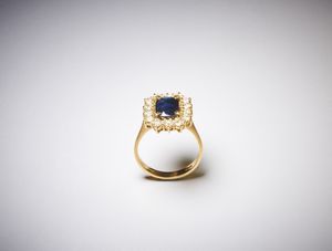 . : Anello in oro giallo 750/1000 con contorno di diamanti tondi taglio a brillante di 1,00 ct circa H/I vs  e zaffiro blu  centrale taglio a cuscino di 3,00 ct circa.  - Asta Asta 366 | GIOIELLI - OROLOGI - Giunonicae Online - Associazione Nazionale - Case d'Asta italiane