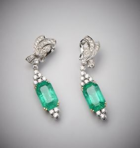 . - Un paio di orecchini pendenti in oro bianco 750/1000 con diamanti bianchi taglio misto per tot. 3,00 ct circa. sei smeraldi pendenti colombiani taglio a smeraldo.