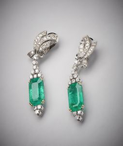. : Un paio di orecchini pendenti in oro bianco 750/1000 con diamanti bianchi taglio misto per tot. 3,00 ct circa. sei smeraldi pendenti colombiani taglio a smeraldo.  - Asta Asta 366 | GIOIELLI - OROLOGI - Giunonicae Online - Associazione Nazionale - Case d'Asta italiane