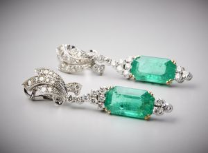 . : Un paio di orecchini pendenti in oro bianco 750/1000 con diamanti bianchi taglio misto per tot. 3,00 ct circa. sei smeraldi pendenti colombiani taglio a smeraldo.  - Asta Asta 366 | GIOIELLI - OROLOGI - Giunonicae Online - Associazione Nazionale - Case d'Asta italiane