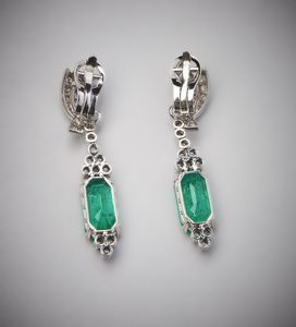 . : Un paio di orecchini pendenti in oro bianco 750/1000 con diamanti bianchi taglio misto per tot. 3,00 ct circa. sei smeraldi pendenti colombiani taglio a smeraldo.  - Asta Asta 366 | GIOIELLI - OROLOGI - Giunonicae Online - Associazione Nazionale - Case d'Asta italiane
