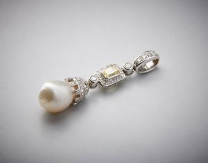 Eccezionale ciondolo di elevata fattura artigianale in oro bianco 750/1000 con diamanti bianchi taglio a brillante con perla barocca bianca ct ca 1,80 e diamante giallo fancy taglio smeraldo 0,70 ct.  - Asta Asta 366 | GIOIELLI - OROLOGI - Giunonicae Online - Associazione Nazionale - Case d'Asta italiane
