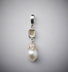Eccezionale ciondolo di elevata fattura artigianale in oro bianco 750/1000 con diamanti bianchi taglio a brillante con perla barocca bianca ct ca 1,80 e diamante giallo fancy taglio smeraldo 0,70 ct.  - Asta Asta 366 | GIOIELLI - OROLOGI - Giunonicae Online - Associazione Nazionale - Case d'Asta italiane